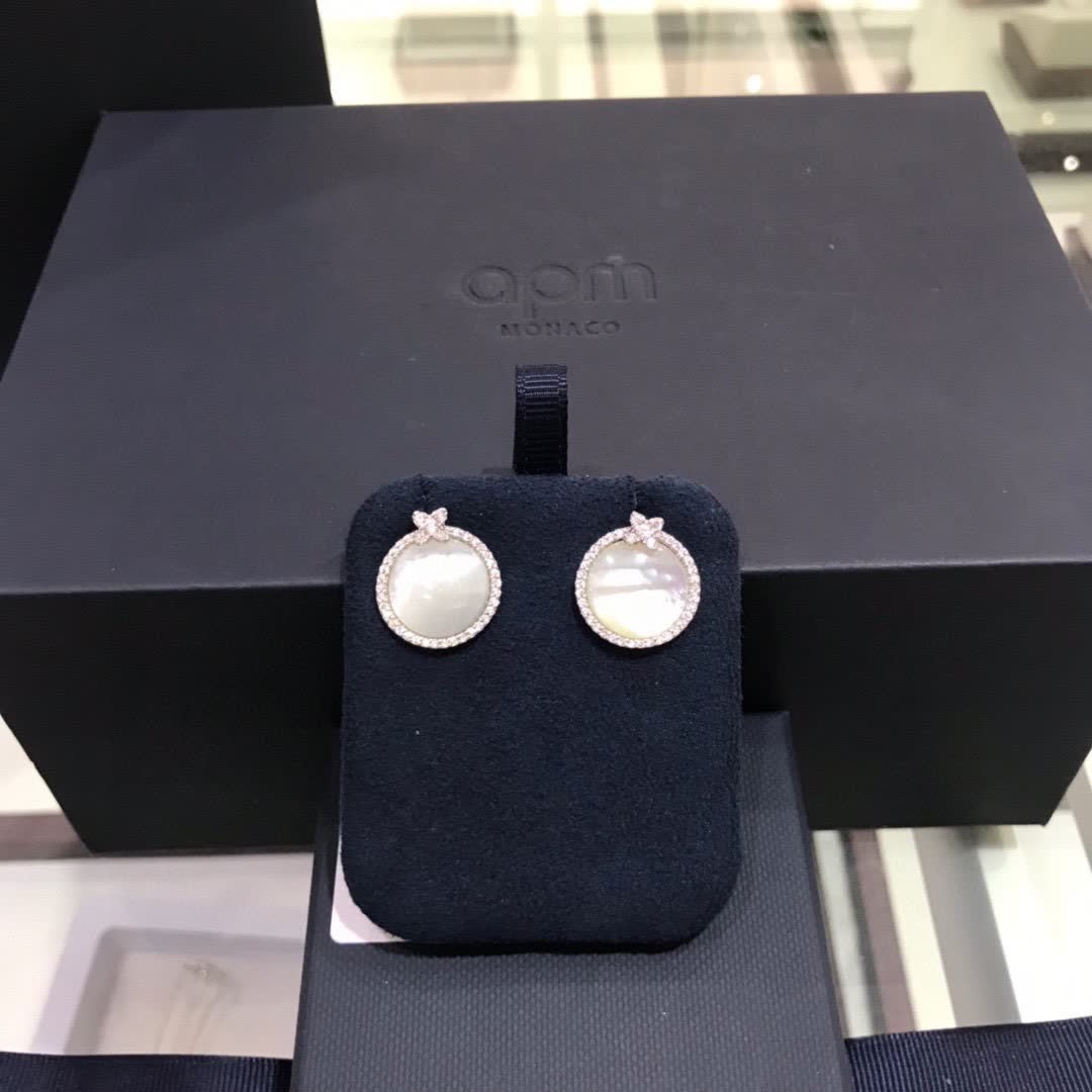 Van Cleef & Arpels Elegant White Pearl Stud Earrings with Diamond Accents